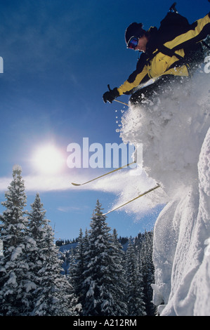 Skifahrer durch Schnee, Ski springen aus Schneewehe Stockfoto