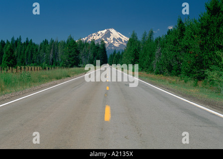 Fahrbahn führt nach Mt. Shasta Kalifornien Stockfoto