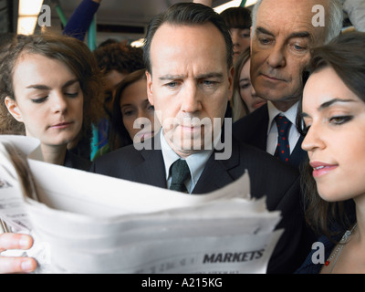 Pendler auf Zug, lesen Zeitung über die Schulter Stockfoto