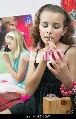 Modisch junge Mädchen Anwendung Make-up in trendige Schlafzimmer Stockfoto