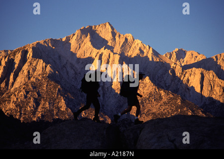 Silhouette zu zweit Wandern vor Lone Pine Peak bei Sonnenaufgang in den Bergen der Sierra von Kalifornien Stockfoto