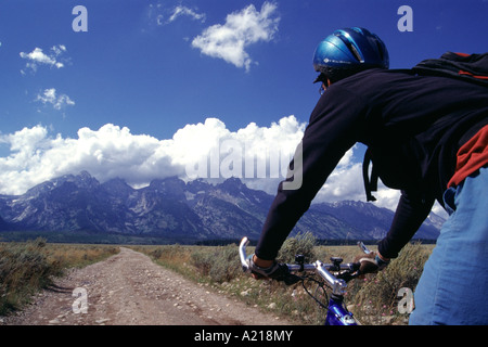 Ein Mann, Radfahren in den Teton Mountains in Wyoming Stockfoto