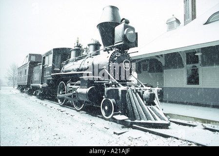 Illinois Central Railroad Motornummer 201 auf dem Display vor restaurierten Depot im frühen Winter Schnee-Sturm Stockfoto