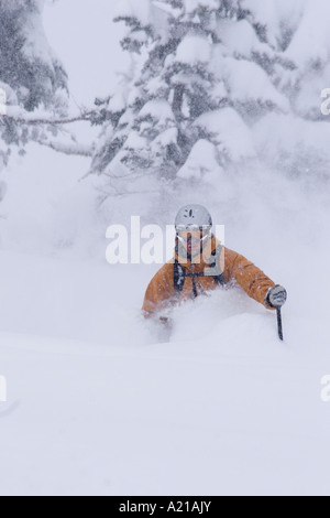 Ein Mann Skifahren Tiefschnee in einem Sturm Almwiesen in Lake Tahoe, Kalifornien Stockfoto