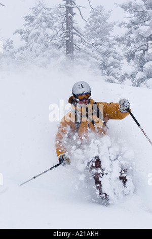 Ein Mann Skifahren Tiefschnee in einem Sturm Almwiesen in Lake Tahoe, Kalifornien Stockfoto