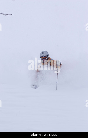 Ein Mann Skifahren Tiefschnee in einem Sturm Almwiesen in Lake Tahoe, Kalifornien Stockfoto