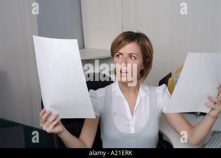Geschäftsfrau, die Dokumente zu betrachten Stockfoto