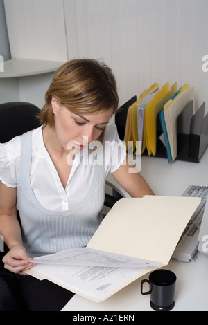 Geschäftsfrau, die Dokumente zu betrachten Stockfoto