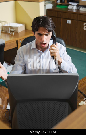 Geschäftsmann am Arbeitsplatz Stockfoto