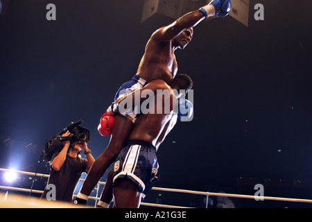 Gewinner und Verlierer in einem k-1 Kickboxen Kampf, Tokyo Dome, Tokio, Japan. Stockfoto