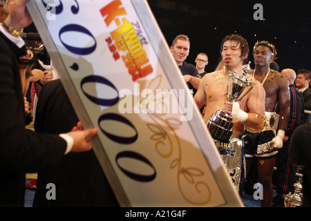 Gewinner und Verlierer, k-1 kick-boxen, Kampf, Tokio, Japan. Stockfoto