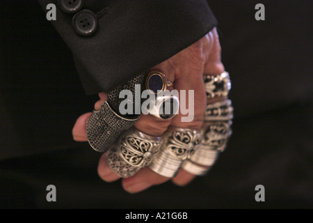 Ringe an der Hand von Karl Lagerfeld, deutscher geborene Modedesigner, Chanel-Modenschau, Tokyo, Japan Stockfoto