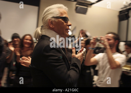 Karl Lagerfeld und Modelle begrüßen einander hinter den Kulissen nach Chanel-Modenschau, Tokio, Japan. Stockfoto