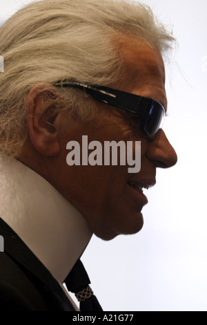 Karl Lagerfeld Modeschöpfer Fotograf hinter den Kulissen bei Chanel Fashion show Tokyo, Japan Stockfoto