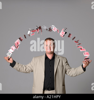 Mann jonglieren Spielkarten Stockfoto