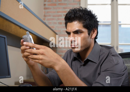 Geschäftsmann mit Mobiltelefon Stockfoto