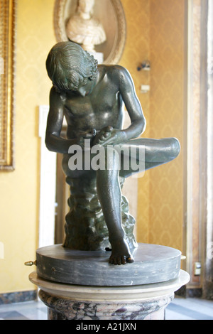 Junge mit Dorn, auch genannt Fedele oder Spinario, eine Bronze-Skulptur am Palazzo dei Conservatori in Rom. Stockfoto