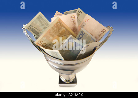 Euro-Dollar in silbernen Pokal Stockfoto