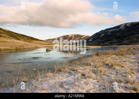 Die Schneeszene im kalten Winter und der Clunie Burn, der in den River Dee mündet. Blick auf Glenshee, Braemar, Cairngorms National Park, Schottland, Großbritannien Stockfoto