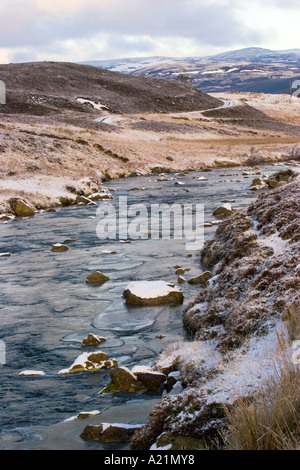 Winter-Schnee-Szene und die Clunie brennen, Blick in Richtung Glenshee, Braemar, Cairngorm National Park, Schottland, Vereinigtes Königreich Stockfoto