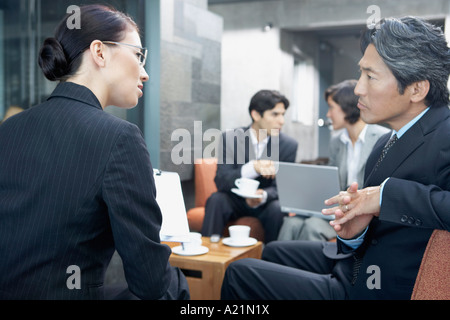 Geschäftsleute in Lounge Stockfoto