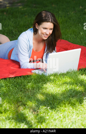 Frau mit Laptop-Computer im freien Stockfoto