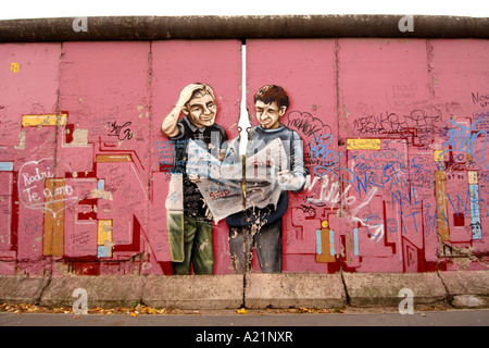 Eine bunte rosa Wandbild an der East Side Gallery, eine erhaltene Gedenk Abschnitt der Berliner Mauer in Deutschland. Stockfoto