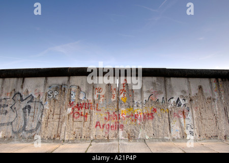 Die Berliner Mauer entlang der Bernauer Straße in Ost-Berlin Deutschland. Stockfoto