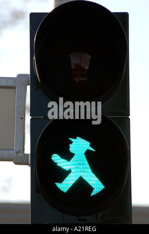 Die einzigartige grüne Fußgänger Ampel liebevoll bekannt als die Ampelmann in Ost-Berlin Stockfoto