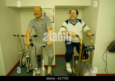 APPLYING MÄNNER AUF MASCHINEN IN LONDON TAXI FAHRER VEREIN TURNHALLE RADFAHREN FIT HALTEN Stockfoto