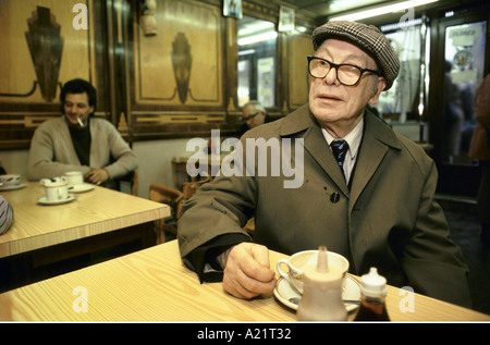 Ein älterer Mann in einem Café in London, UK Stockfoto