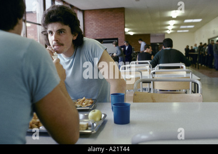 Insassen mit Mittagessen, Leyhill öffnen Sie Gefängnis, Bristol, UK Stockfoto