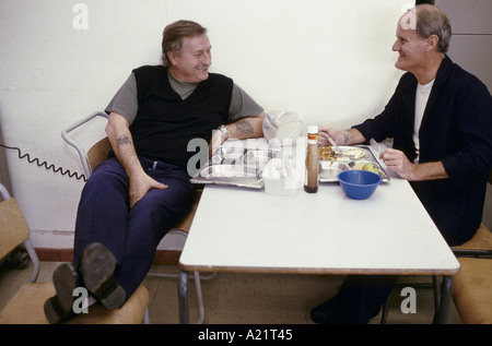 Männer mit Mittagessen, Leyhill öffnen Sie Gefängnis, Bristol, UK Stockfoto