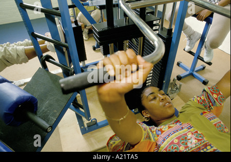 Frauen Insassen trainieren Sie im Fitnessraum im Osten Sutton Gefängnis, Sutton Valence, Maidstone, Kent Stockfoto