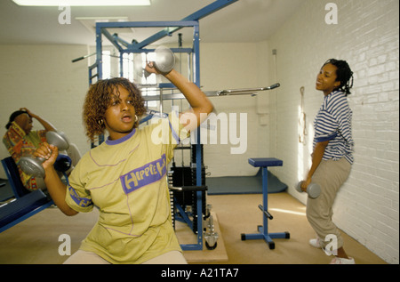 Weibliche Häftlinge in der Turnhalle Ost Sutton Gefängnis, Sutton Valence, Maidstone, Kent Stockfoto