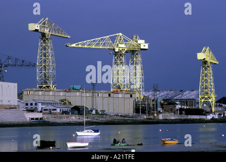 Blick über den Fluss der Vickers-Werft in Barrow in Furness Vereinigtes Königreich Stockfoto