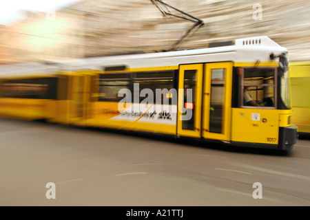 Straßenbahn auf den Straßen von Ost-Berliner Bezirk Mitte. Stockfoto