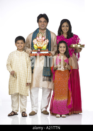 Südasiatische indischen Familie halten Statue von Lord Ganesha Kalash Arati Thali und tragen Tracht Kurta Pyjama Stockfoto