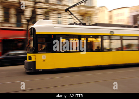 Straßenbahn auf den Straßen von Ost-Berliner Bezirk Mitte. Stockfoto