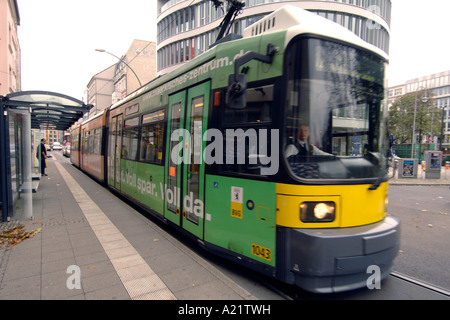 Straßenbahn auf den Straßen von Ost-Berliner Bezirk Mitte. Stockfoto