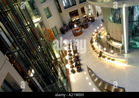 Das Atrium und das Aquarium von Radisson Hotlel auf Karl-Liebknecht-Straße in Ost-Berlin. Stockfoto