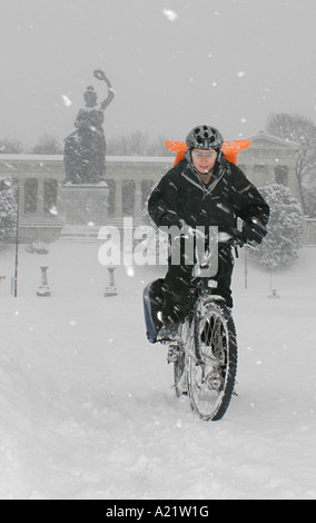 Fahrrad Messenger Student harte Arbeit auf Theresienwiese Statue von Bayern in München Stockfoto