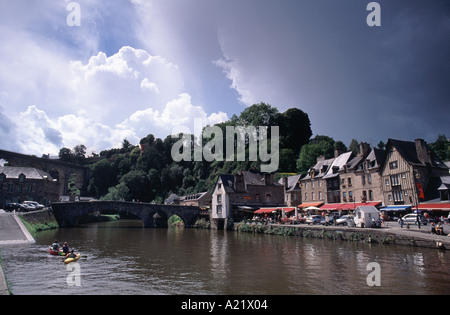 Kanuten auf dem Fluss Rance neben dem alten Hafen in Dinan, Bretagne, Frankreich Stockfoto