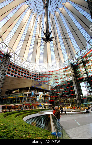 Innere des Sony Center am Potsdamer Platz in Berlin. Stockfoto