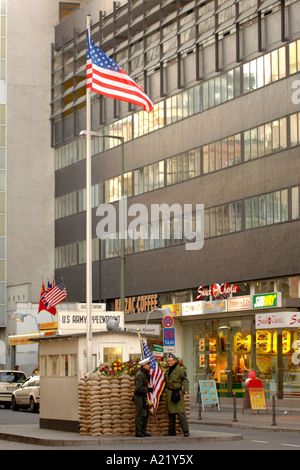 Die Festschrift Kontrollpunkt, wo die Grenze zwischen Ost- und West-Berlin zum, Checkpoint Charlie. Stockfoto