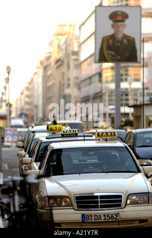 Taxis am Checkpoint Charlie, der Festschrift Kontrollpunkt, wo die Grenze zwischen Ost- und Westberlin in Deutschland werden zum Stockfoto