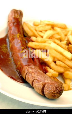 Deutsche Currywurst mit Pommes Frites. Stockfoto