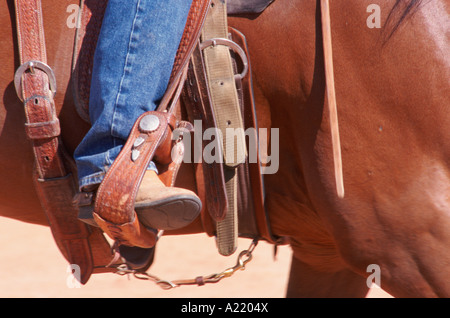 Nahaufnahme von einem Cowboy-Stiefel, während auf einem Pferd Stockfoto