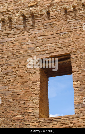 Chaco Canyon New Mexico Chaco Kultur National Historic Park Pueblo Bonito zeigt obere Ebene Tür und Holz vigas Stockfoto