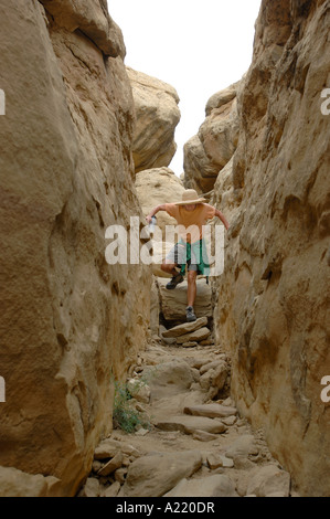 Chaco Canyon New Mexico Chaco Kultur National Historic Park A Besucher verkleinert die steile Felswand trail Stockfoto